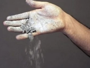 Εσείς πετάτε τη στάχτη από το τζάκι;- Δείτε 11 λόγους που θα σας φανεί χρήσιμη